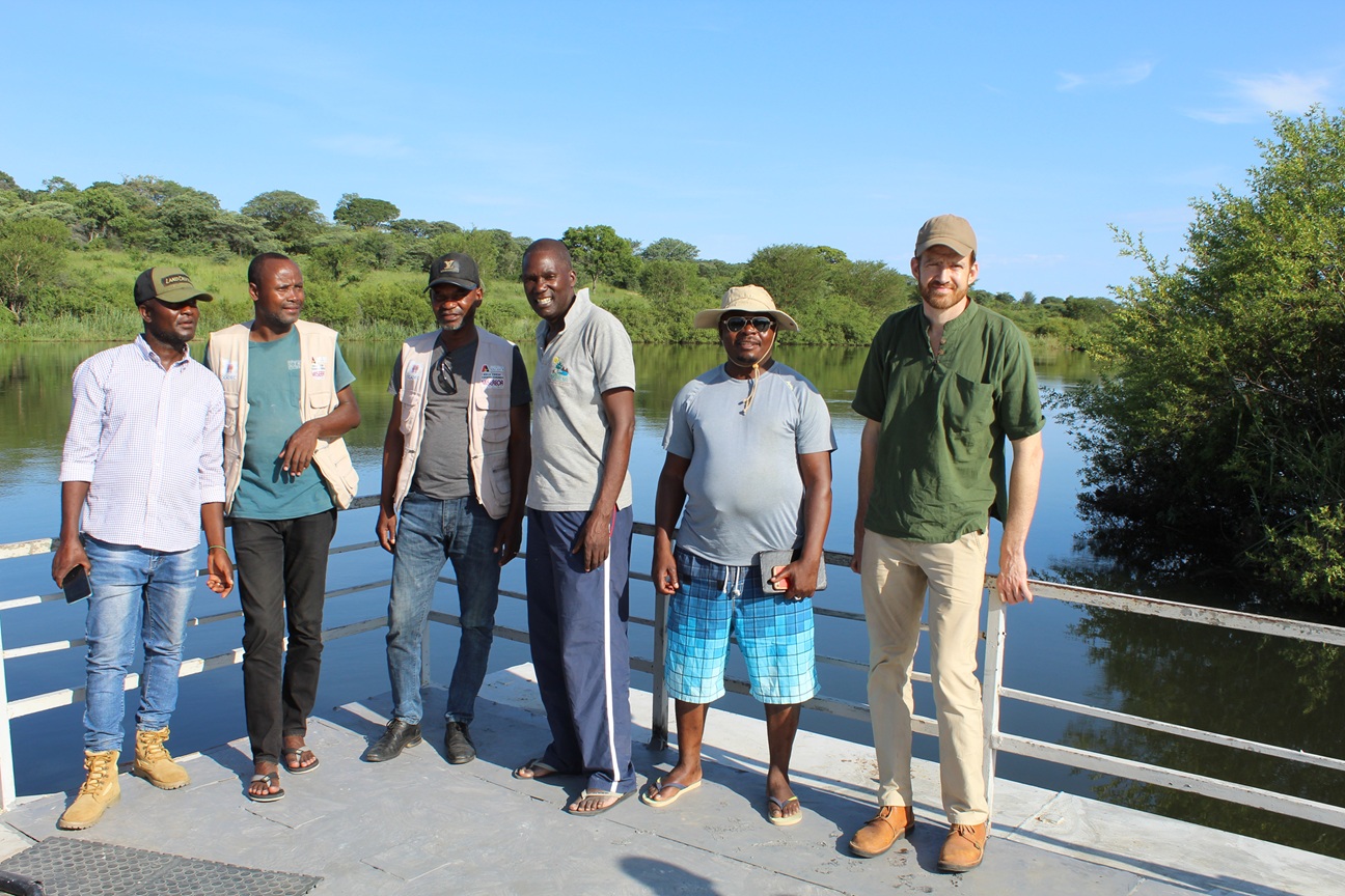 Equipa de diagnóstico em travessia do Rio Cubango