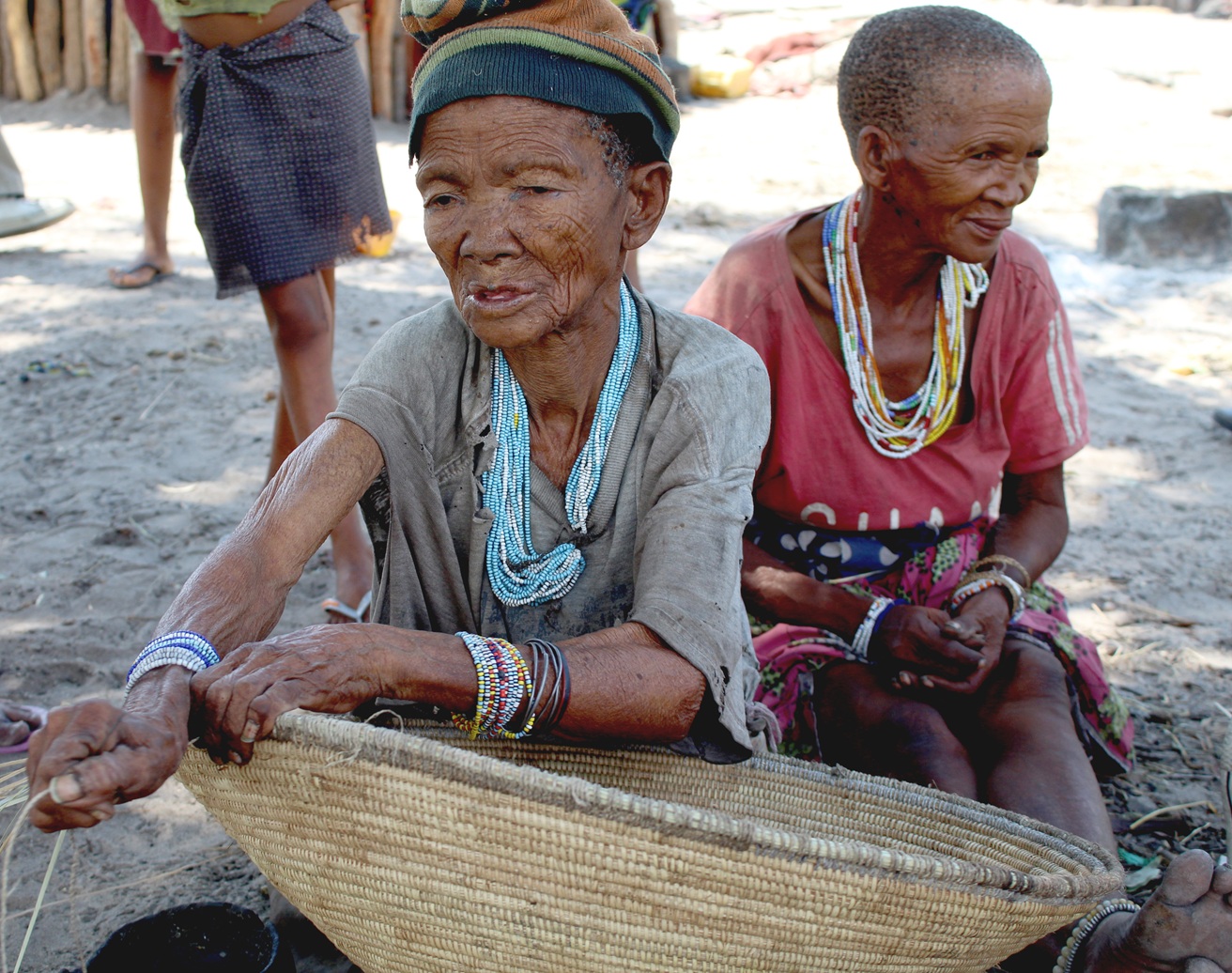Confecção de cestos para o uso doméstico e venda - uma prática ancestral entre mulheres da comunidade San 